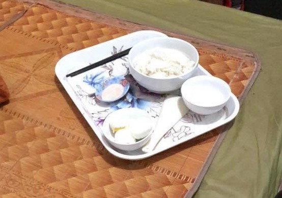 Nàng dâu nghẹn ngào với mâm cơm cữ khô như ngói, nhưng tiết lộ thêm về mẹ chồng mới thực sự khiến chị em ám ảnh-1