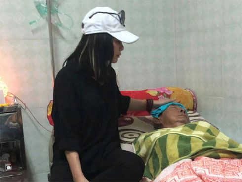 Rơi nước mắt khi chứng kiến tình phụ tử của nghệ sĩ Lê Bình: Không còn cảm giác cha vẫn thích được con gái bóp chân cho!-4