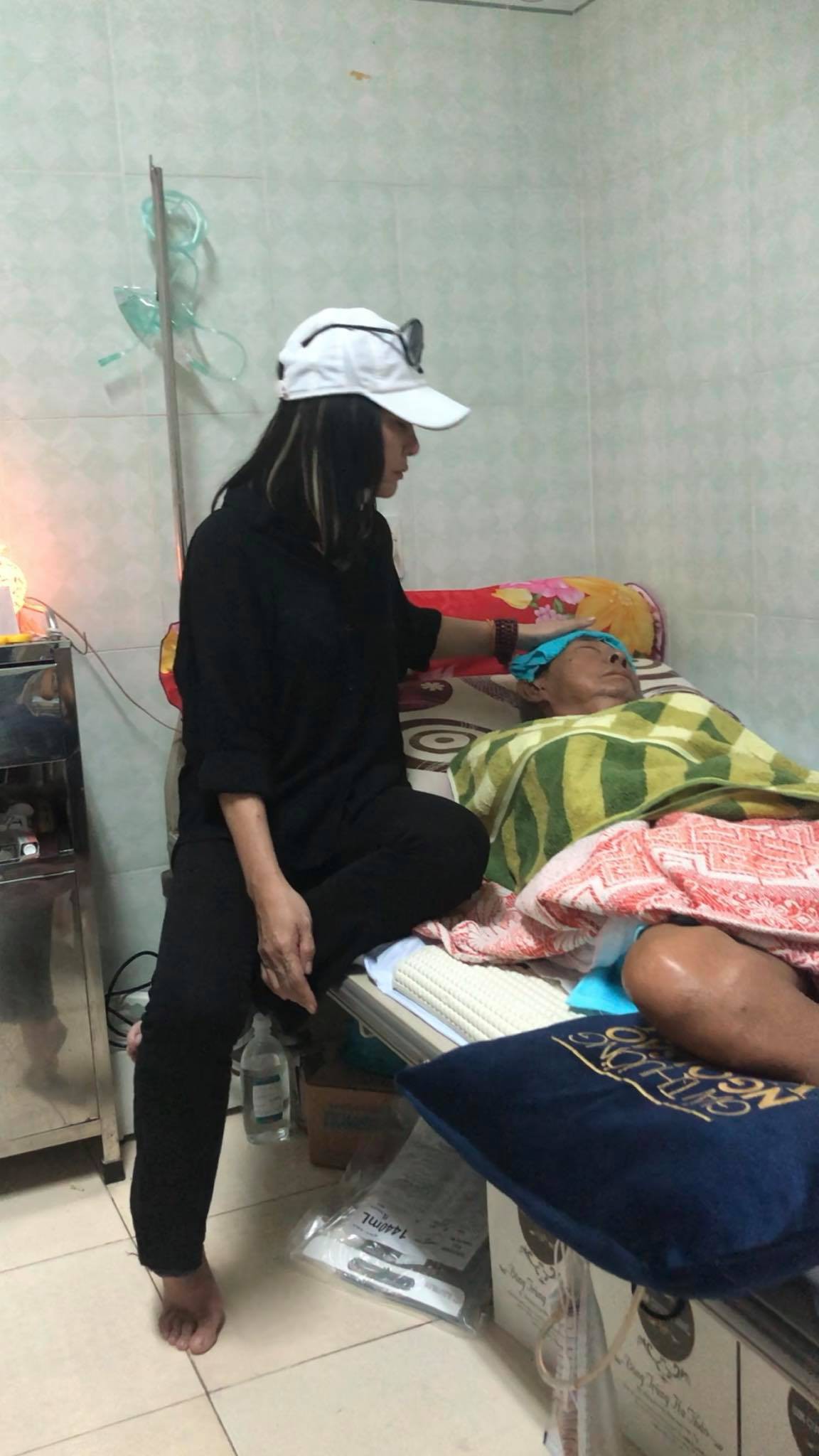 Xót xa trước thông tin nghệ sĩ Lê Bình không còn ăn uống được gì, con gái thay mặt gia đình từ chối nhận tiền hỗ trợ-1