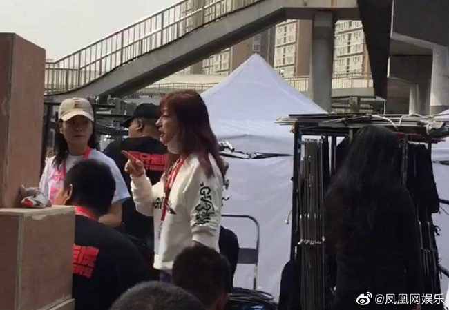 1 góc ảnh 2 số phận: Triệu Vy lộ ảnh đời thường da lão hóa nhăn nheo, một trời một vực so với ảnh trên mạng-1