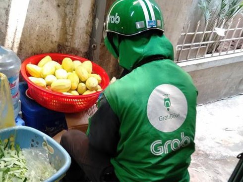 Đi ăn nem nướng, cô nàng 