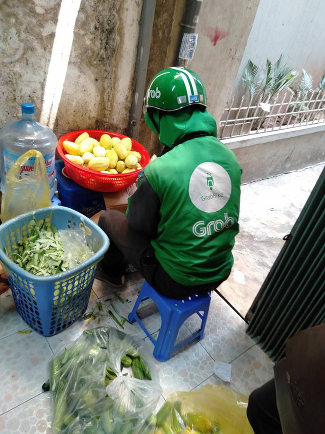 Đi ăn nem nướng, cô nàng rụng tim với anh tài xế âm thầm ngồi gọt cả chậu xoài hộ quán giữa trời Hà Nội nóng chảy mỡ-1