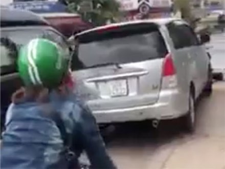 CSGT cùng 2 cô gái truy đuổi xe ô tô nghi vấn như phim hành động trên phố Sài Gòn