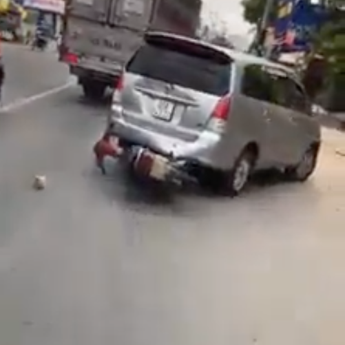 CSGT cùng 2 cô gái truy đuổi xe ô tô nghi vấn như phim hành động trên phố Sài Gòn-1