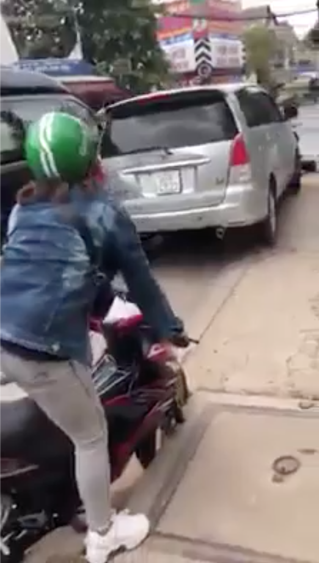 CSGT cùng 2 cô gái truy đuổi xe ô tô nghi vấn như phim hành động trên phố Sài Gòn-2