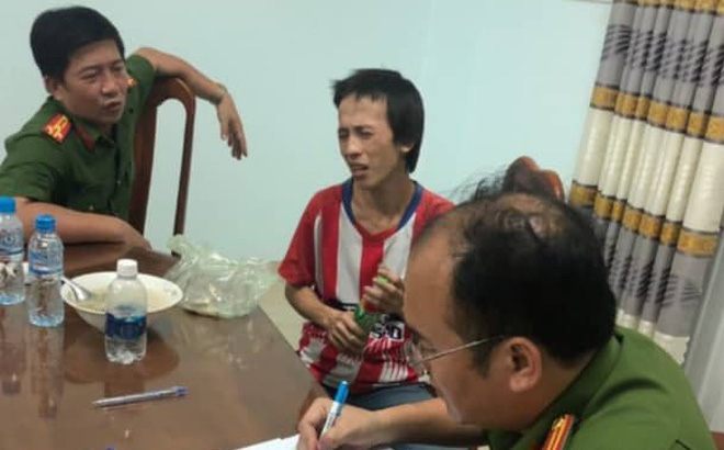 Giây phút phóng viên giáp mặt nghi phạm gây thảm án ở Bình Dương trong bóng tối, trước giờ hắn bị bắt-1