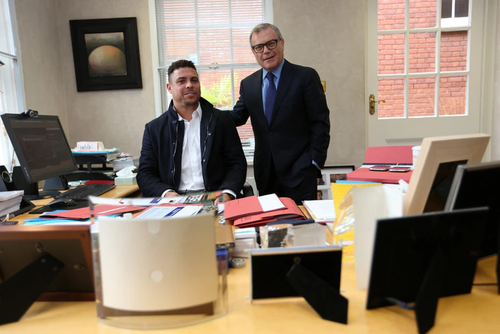 Ronaldo béo: Cuộc sống bên lề sân cỏ thừa mứa tất cả, trừ... sự nhàm chán!-11