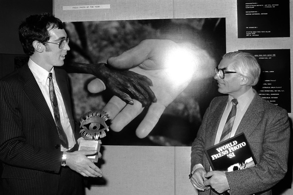 Bức ảnh nổi tiếng về đôi bàn tay nhỏ bé, còi cọc gây ám ảnh người xem và những năm tháng chìm trong xấu hổ, dằn vặt của phóng viên ảnh-2