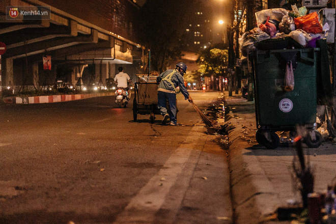 Sự ra đi của nữ công nhân môi trường và nỗi ám ảnh người ở lại: Những phận đời phu rác bám đường phố Hà Nội mưu sinh-17
