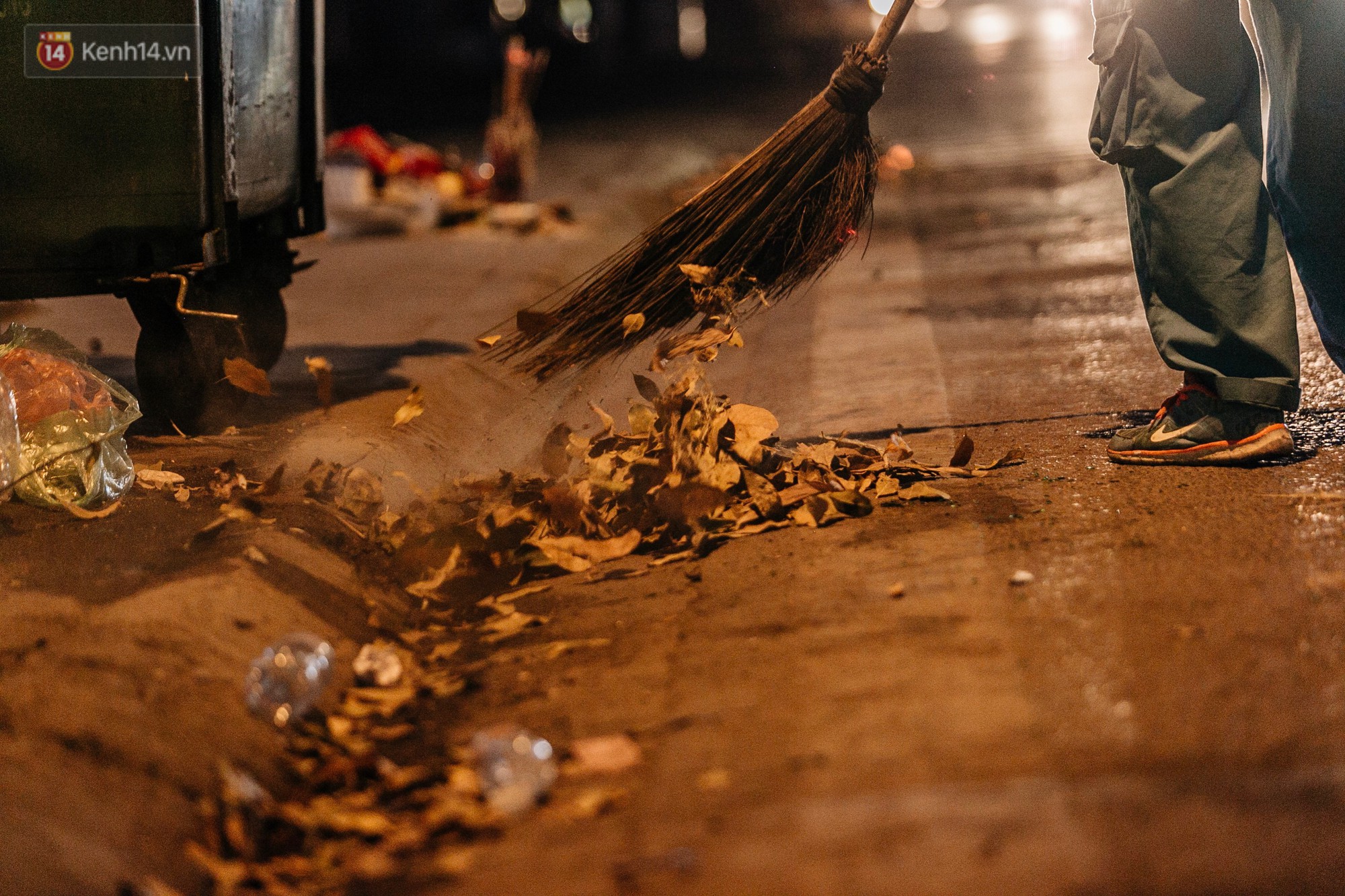 Sự ra đi của nữ công nhân môi trường và nỗi ám ảnh người ở lại: Những phận đời phu rác bám đường phố Hà Nội mưu sinh-23