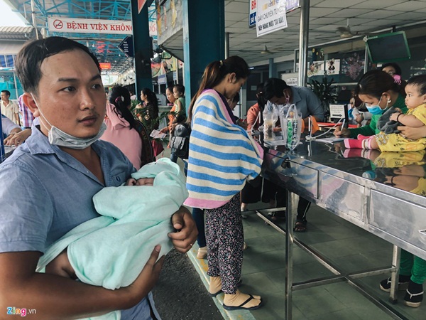 Nắng nóng kéo dài, bệnh viện ở Sài Gòn đông nghịt-3
