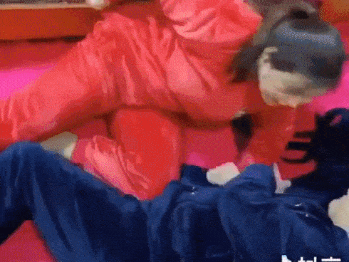 Người cha vừa đi vừa khóc trên đường và việc làm được tán thưởng của cô gái lạ mặt-5