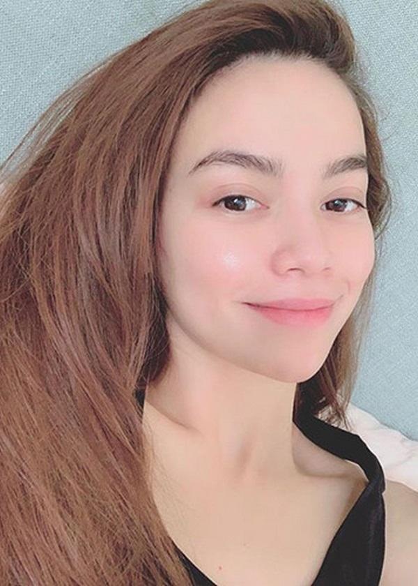 Nắng Sài Gòn đáng sợ quá, đến Hà Hồ cũng bị nổi mụn, lại ngay chỗ ngoa ngoắt hết sức-1