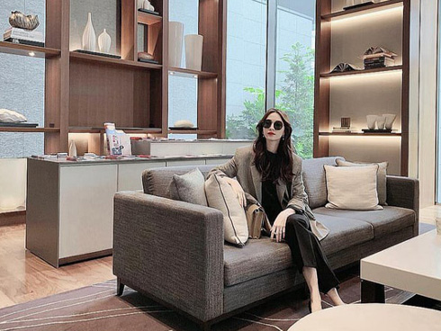 Không lên đồ trắng tinh tươm, HH Thu Thảo gần đây chuộng một combo huyền bí mà ai diện cũng sang thêm vài bậc-7
