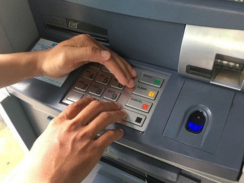 Bé gái 11 tuổi trong 2 năm nghi bị 2 ông già xâm hại, bố mẹ nghèo bất lực không thể đòi công bằng cho con-8