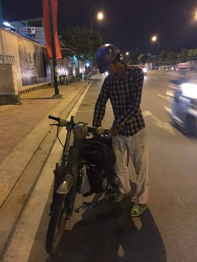 Người cha vừa đi vừa khóc trên đường và việc làm được tán thưởng của cô gái lạ mặt-2