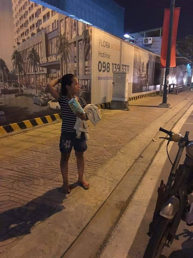 Người cha vừa đi vừa khóc trên đường và việc làm được tán thưởng của cô gái lạ mặt-3