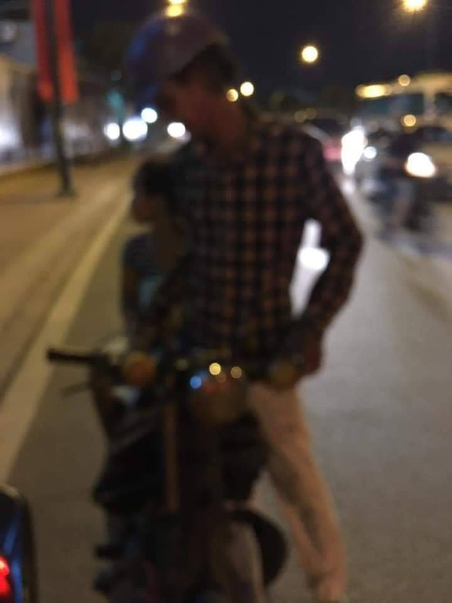 Người cha vừa đi vừa khóc trên đường và việc làm được tán thưởng của cô gái lạ mặt-4