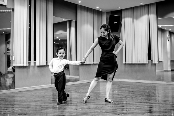 Bé Kubi nhà Khánh Thi - Phan Hiển lần đầu diện trang phục dancesport, nhảy như vũ công chuyên nghiệp bên mẹ-1