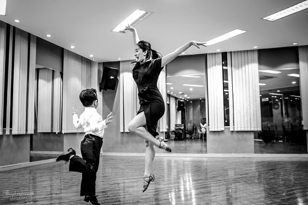 Bé Kubi nhà Khánh Thi - Phan Hiển lần đầu diện trang phục dancesport, nhảy như vũ công chuyên nghiệp bên mẹ-2