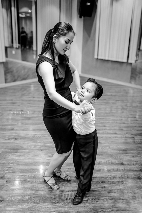 Bé Kubi nhà Khánh Thi - Phan Hiển lần đầu diện trang phục dancesport, nhảy như vũ công chuyên nghiệp bên mẹ-3