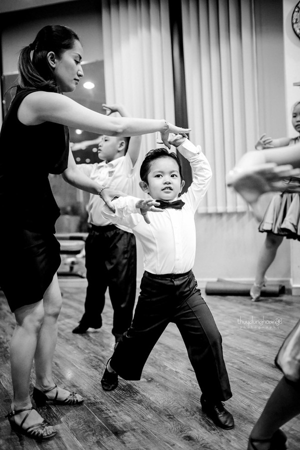 Bé Kubi nhà Khánh Thi - Phan Hiển lần đầu diện trang phục dancesport, nhảy như vũ công chuyên nghiệp bên mẹ-4