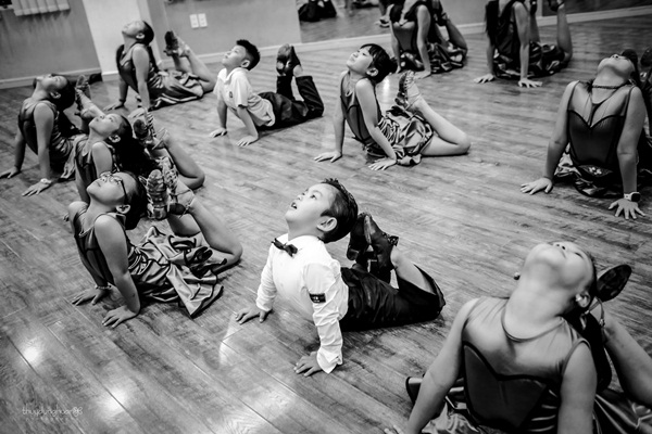 Bé Kubi nhà Khánh Thi - Phan Hiển lần đầu diện trang phục dancesport, nhảy như vũ công chuyên nghiệp bên mẹ-5