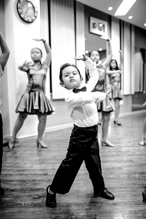 Bé Kubi nhà Khánh Thi - Phan Hiển lần đầu diện trang phục dancesport, nhảy như vũ công chuyên nghiệp bên mẹ-6