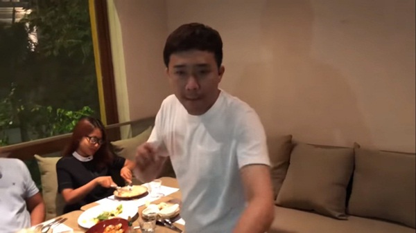 Trấn Thành bỏ tiền mời gia đình vợ đi ăn, lộ diện em trai Hari Won và bạn gái người Việt-4