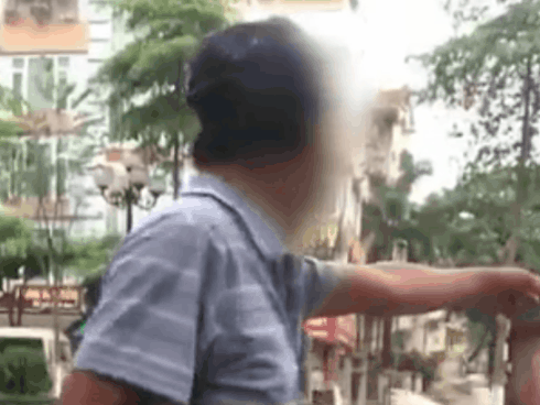 Xót xa hình ảnh 2 sinh viên ngồi vạ vật ở bến xe hàng tiếng đồng hồ không mua được vé về nghỉ lễ-4