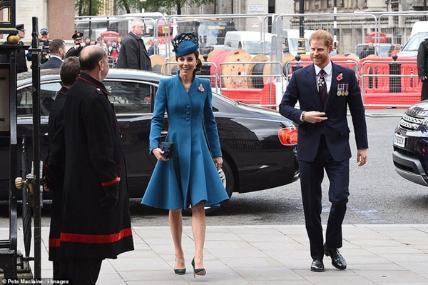 Hoàng tử Harry bất ngờ tháp tùng” chị dâu Kate đi dự sự kiện nhưng vẻ mặt hạnh phúc, rạng rỡ của cả hai khi sánh bước bên nhau khiến dư luận dậy sóng-1