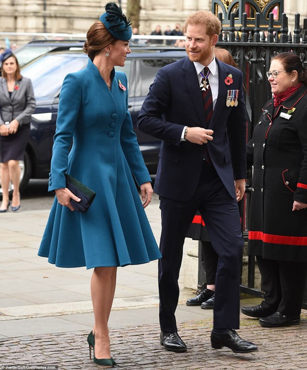 Hoàng tử Harry bất ngờ tháp tùng” chị dâu Kate đi dự sự kiện nhưng vẻ mặt hạnh phúc, rạng rỡ của cả hai khi sánh bước bên nhau khiến dư luận dậy sóng-2