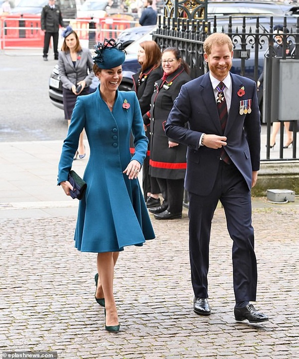 Hoàng tử Harry bất ngờ tháp tùng” chị dâu Kate đi dự sự kiện nhưng vẻ mặt hạnh phúc, rạng rỡ của cả hai khi sánh bước bên nhau khiến dư luận dậy sóng-4