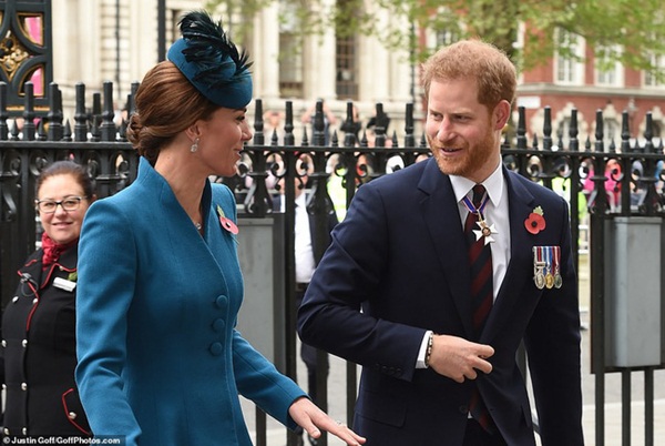 Hoàng tử Harry bất ngờ tháp tùng” chị dâu Kate đi dự sự kiện nhưng vẻ mặt hạnh phúc, rạng rỡ của cả hai khi sánh bước bên nhau khiến dư luận dậy sóng-5