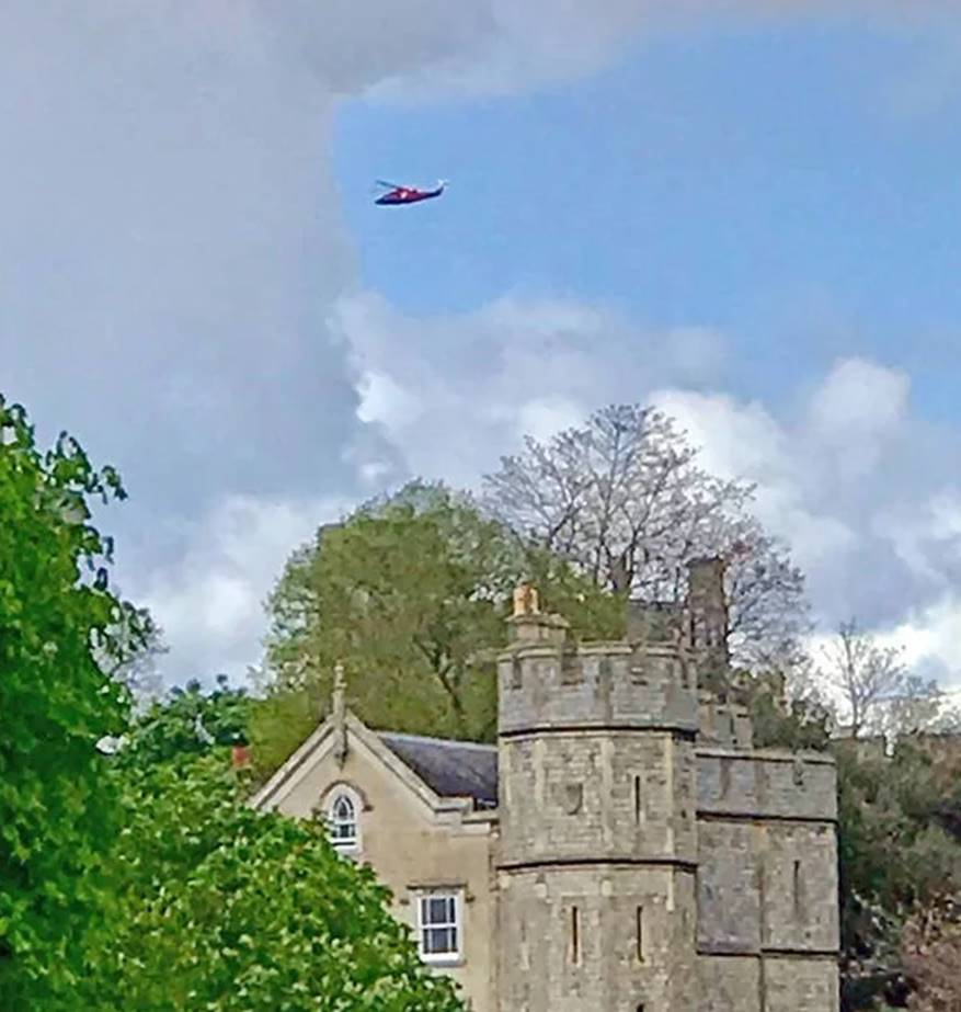 Meghan có thể đang sinh con đầu lòng, người hâm mộ nín thở chờ đợi khi xe cứu thương xuất hiện bên ngoài nhà của vợ chồng Hoàng tử Harry-1