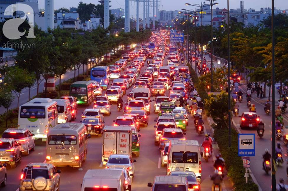 TP.HCM: Nghỉ lễ 30/4 - 1/5 tận 5 ngày, người dân ùn ùn về quê khiến các tuyến đường kẹt cứng không lối thoát-1