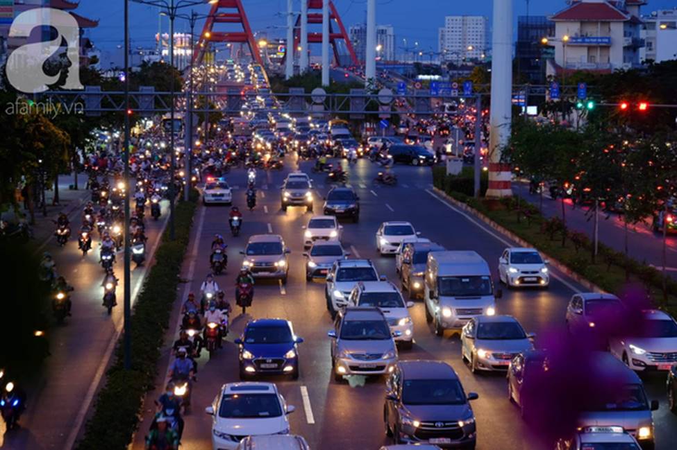 TP.HCM: Nghỉ lễ 30/4 - 1/5 tận 5 ngày, người dân ùn ùn về quê khiến các tuyến đường kẹt cứng không lối thoát-2