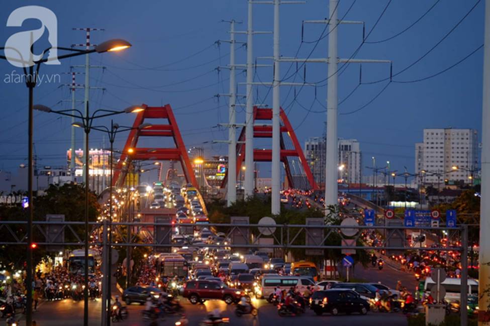 TP.HCM: Nghỉ lễ 30/4 - 1/5 tận 5 ngày, người dân ùn ùn về quê khiến các tuyến đường kẹt cứng không lối thoát-3