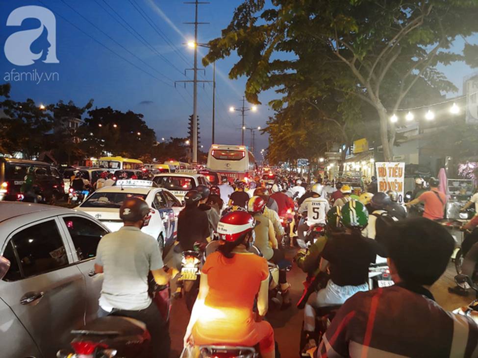 TP.HCM: Nghỉ lễ 30/4 - 1/5 tận 5 ngày, người dân ùn ùn về quê khiến các tuyến đường kẹt cứng không lối thoát-5
