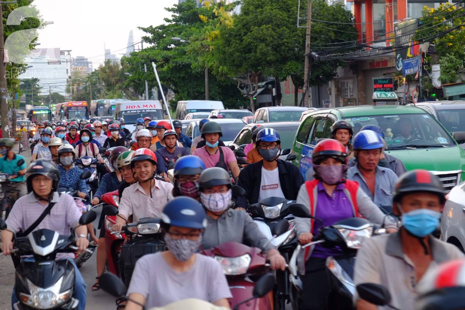 TP.HCM: Nghỉ lễ 30/4 - 1/5 tận 5 ngày, người dân ùn ùn về quê khiến các tuyến đường kẹt cứng không lối thoát-6