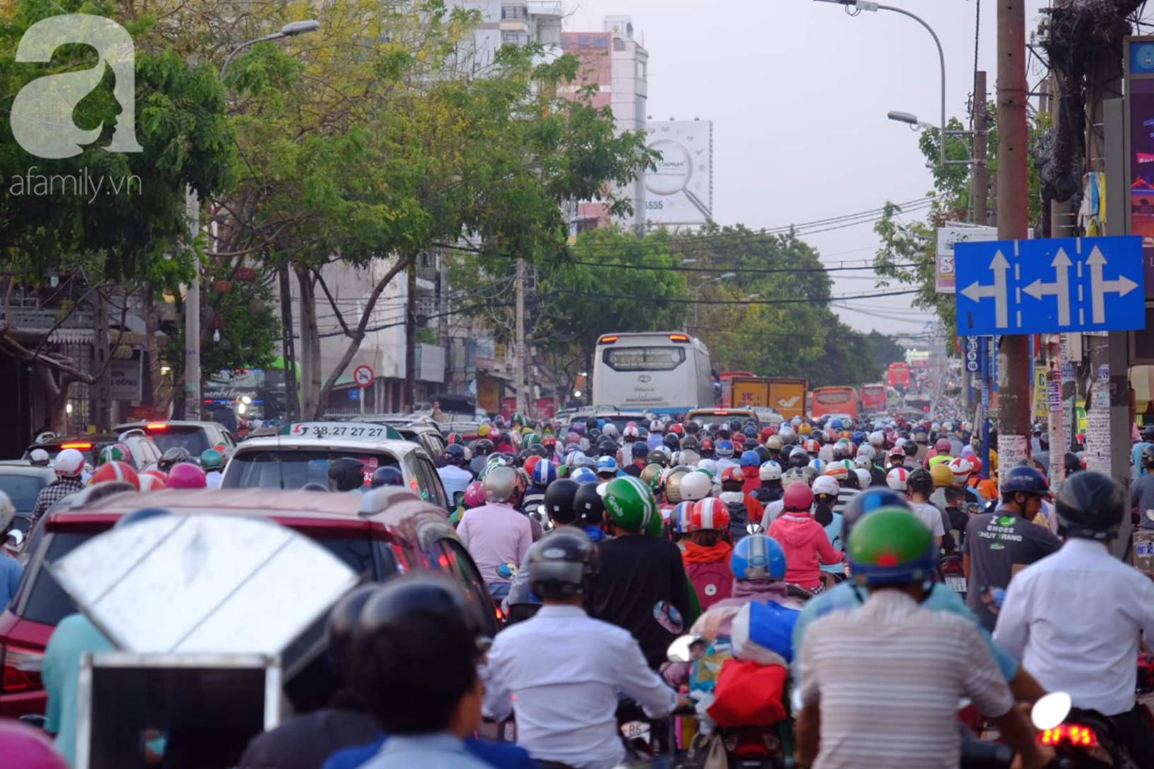 TP.HCM: Nghỉ lễ 30/4 - 1/5 tận 5 ngày, người dân ùn ùn về quê khiến các tuyến đường kẹt cứng không lối thoát-7