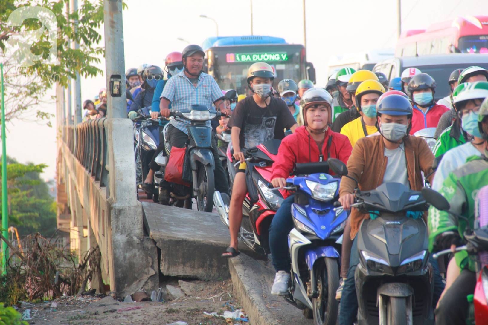 TP.HCM: Nghỉ lễ 30/4 - 1/5 tận 5 ngày, người dân ùn ùn về quê khiến các tuyến đường kẹt cứng không lối thoát-8