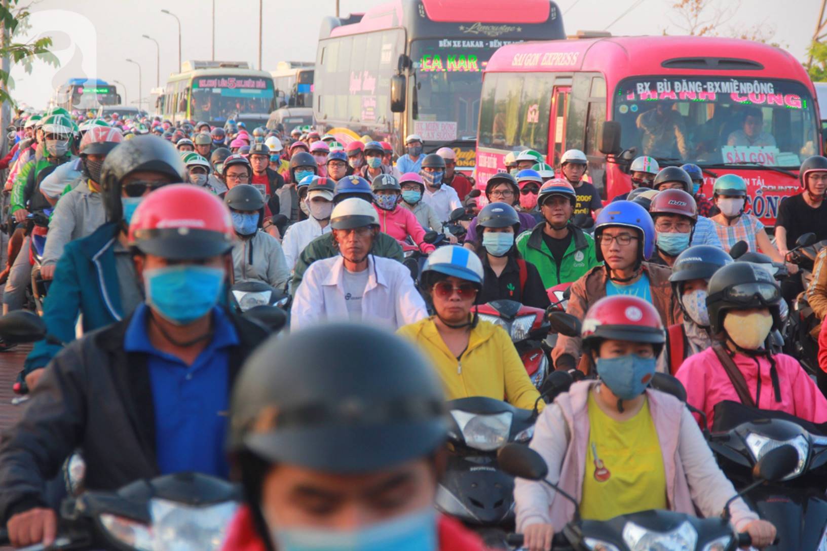 TP.HCM: Nghỉ lễ 30/4 - 1/5 tận 5 ngày, người dân ùn ùn về quê khiến các tuyến đường kẹt cứng không lối thoát-9