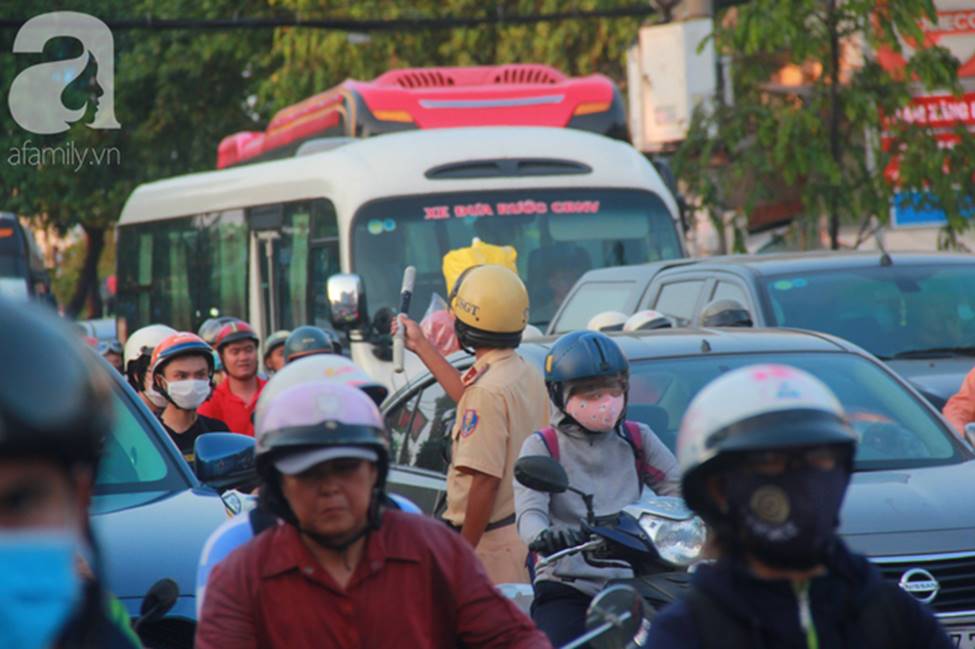 TP.HCM: Nghỉ lễ 30/4 - 1/5 tận 5 ngày, người dân ùn ùn về quê khiến các tuyến đường kẹt cứng không lối thoát-12