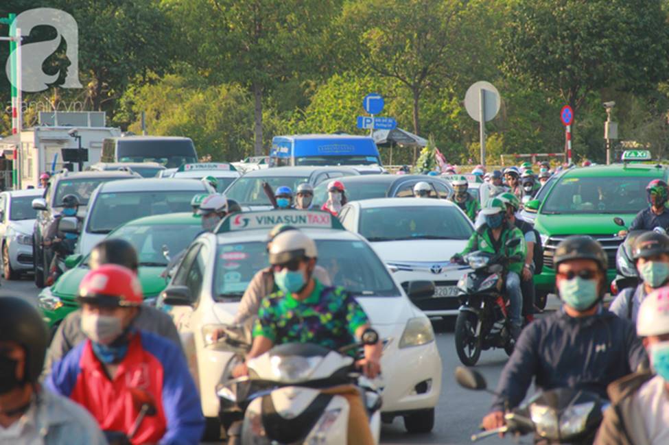 TP.HCM: Nghỉ lễ 30/4 - 1/5 tận 5 ngày, người dân ùn ùn về quê khiến các tuyến đường kẹt cứng không lối thoát-13
