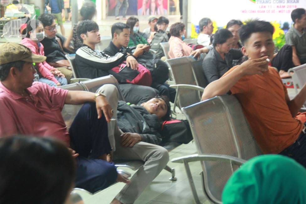 TP.HCM: Nghỉ lễ 30/4 - 1/5 tận 5 ngày, người dân ùn ùn về quê khiến các tuyến đường kẹt cứng không lối thoát-16