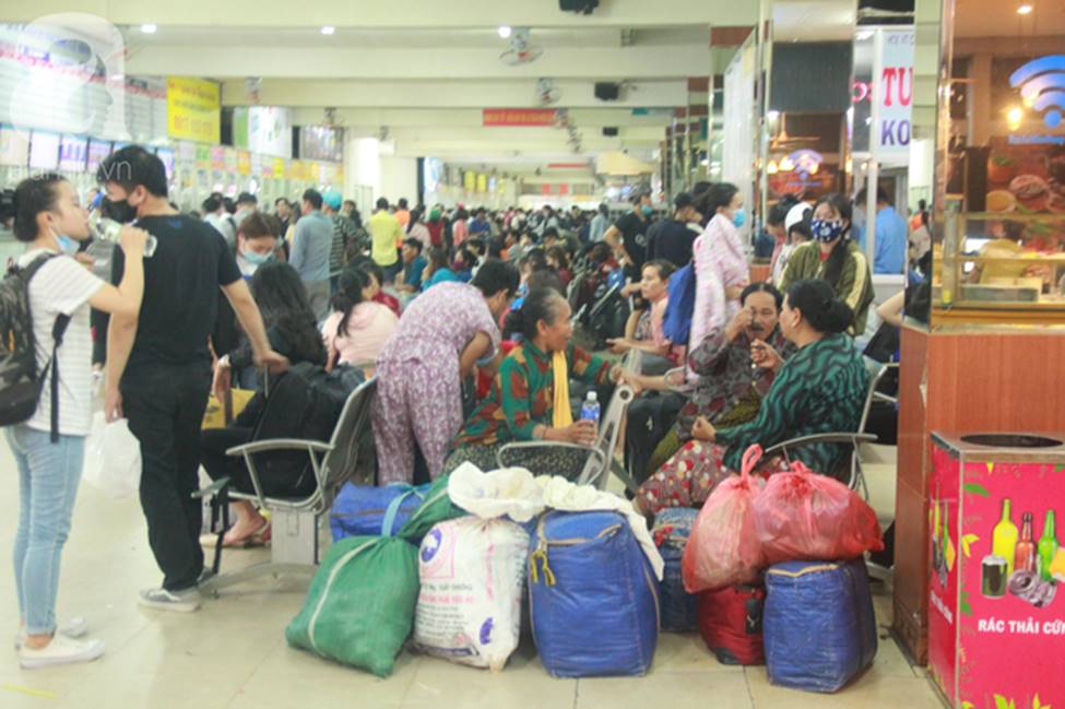 TP.HCM: Nghỉ lễ 30/4 - 1/5 tận 5 ngày, người dân ùn ùn về quê khiến các tuyến đường kẹt cứng không lối thoát-17