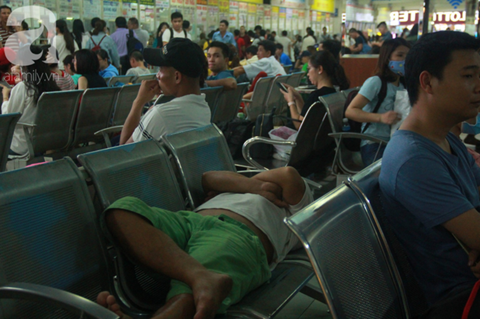 TP.HCM: Nghỉ lễ 30/4 - 1/5 tận 5 ngày, người dân ùn ùn về quê khiến các tuyến đường kẹt cứng không lối thoát-18