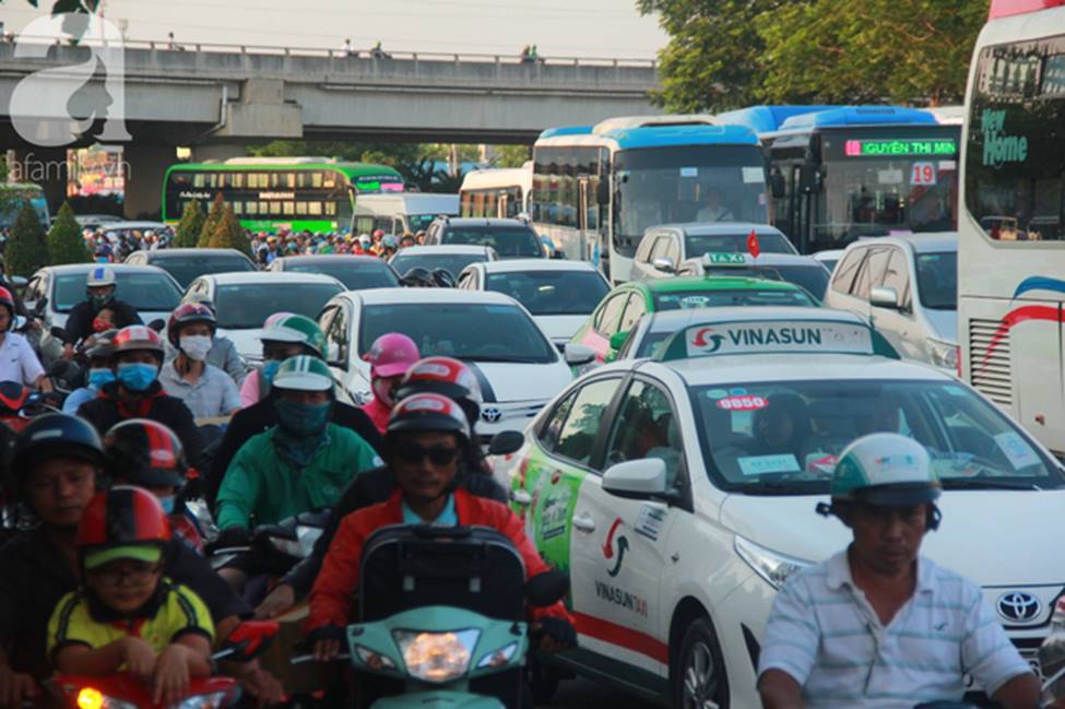 TP.HCM: Nghỉ lễ 30/4 - 1/5 tận 5 ngày, người dân ùn ùn về quê khiến các tuyến đường kẹt cứng không lối thoát-19