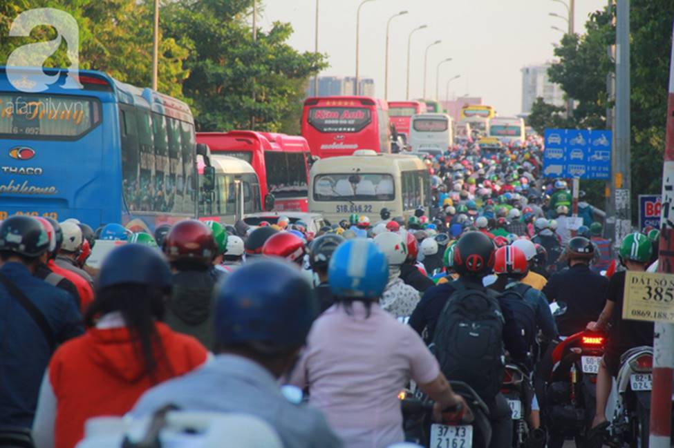 TP.HCM: Nghỉ lễ 30/4 - 1/5 tận 5 ngày, người dân ùn ùn về quê khiến các tuyến đường kẹt cứng không lối thoát-23